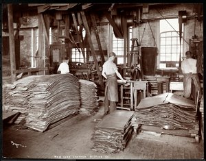 Vue intérieure de trois hommes travaillant le cuir et des équipements lourds à la New York Leather Belting Co., New York, 1905